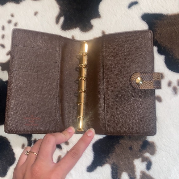 Louis Vuitton - Picture 3 of 5